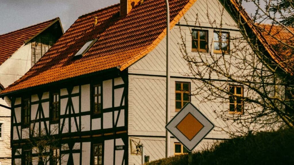 2025 Qatar LinkedIn All-Category Advertising Rate Card